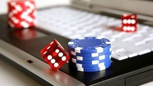 Pengguna memantau aktivitas referral melalui perangkat mobile secara aman dan mudah